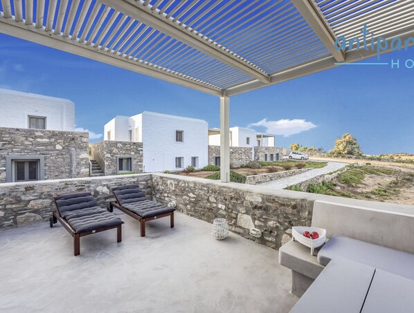 Open plan dining area. Dine with your friends and family in Antiparos Elegant villa living areas