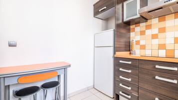 Een koelkast, een magnetron, een oven, een kookplaat