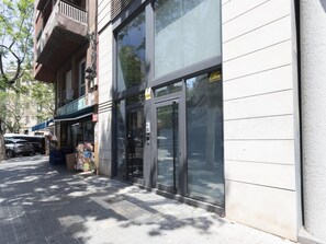 Exterior detail - 3 rooms Barrio Gotico Duplex, Terrace and Pool - 8 pax - Free WiFi (Barcelona)