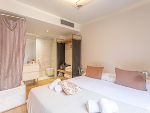 3 bedrooms, in-room safe, iron/ironing board, travel cot - 3 rooms Barrio Gotico Duplex, Terrace and Pool - 8 pax - Free WiFi (Barcelona)