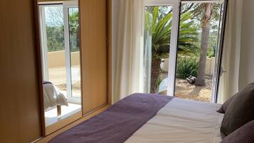 5 slaapkamers, een kluis op de kamer, een bureau