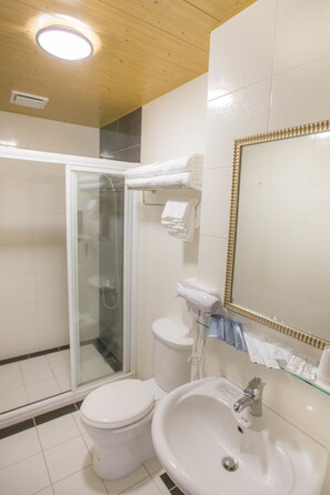 家庭四人房, 2 张双人床, 海滨 | 浴室 | 淋浴设施、旋水按摩花洒、免费洗浴用品、吹风机