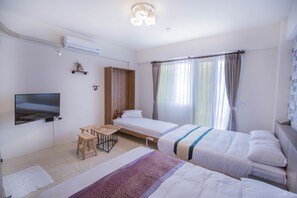 Habitación cuádruple familiar, 2 camas dobles, frente a la playa | 4 dormitorios, minibar, decoración individual y escritorio
