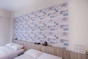 Habitació quàdruple familiar, 2 llits dobles, primera línia de platja | 4 dormitoris, minibar, decoració individual i escriptori 