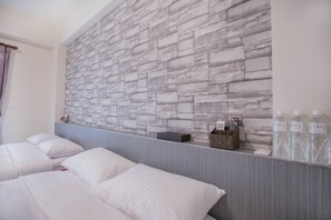 经典四人房, 2 张双人床, 海滨 | 4 多间卧室、迷你吧、特色装修、办公桌