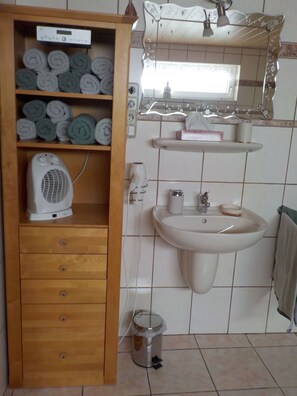 Badewanne, Haartrockner, Handtücher, Seife