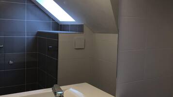 Regadera, secadora de cabello, toallas, jabón