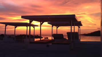 Playa en los alrededores, camastros y toallas de playa