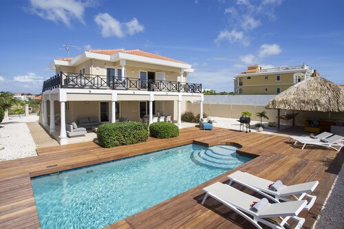 First Class Villa met zeezicht, Palapalounge, zwembad en strand