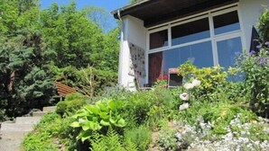 Une maison avec un jardin à l’avant.