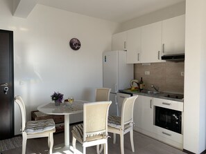 Refrigerador, microondas, lavavajillas, tetera/pava eléctrica