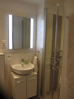 Dusche, Haartrockner, Handtücher, Seife