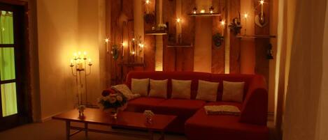 Televisie, een open haard en een tafeltennistafel