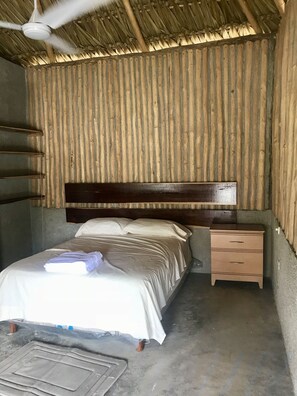 Cabaña tradicional, 1 cama matrimonial, para fumadores, vista al jardín | Minibar, cortinas blackout, ropa de cama y acceso para silla de ruedas 