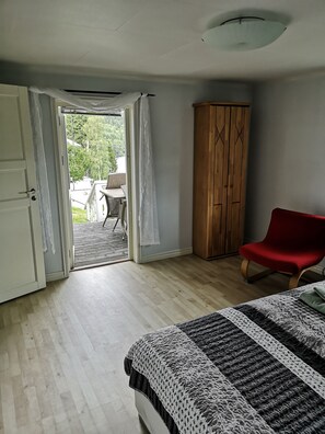 3 bedrooms, iron/ironing board, free WiFi, bed sheets - Idyllic vacation home right by the sea<br> (Docksta)