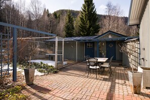 Outdoor dining - Idyllic vacation home right by the sea<br> (Docksta)