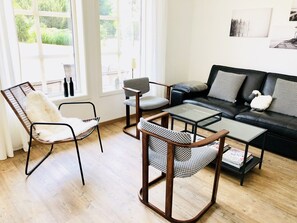 Smart TV, fireplace, books, stereo