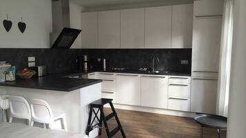 Fridge, oven, stovetop, dishwasher