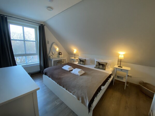 3 bedrooms, desk, iron/ironing board, travel cot