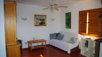 Een televisie en boeken