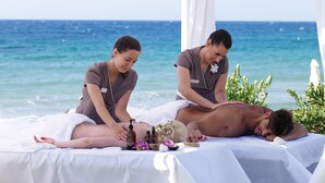 A massage therapy session on a beach with a clear view of the ocean. - Apartment Lella near the sea and city center 500 meters (Rovinj)