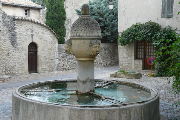 La fontaine du village médiéval