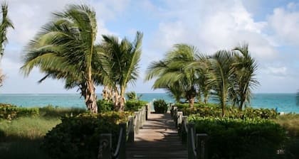 Magical Oceanfront Holiday in bester Lage am Grace Bay Beach - 1 oder 2 Schlafzimmer