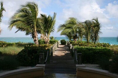 SPECIAL DISCOUNTED RATE!-  Magical Oceanfront Holiday - Grace Bay Beach 1/2 bed