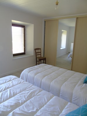 2 slaapkamers, een strijkplank/strijkijzer, gratis wifi, beddengoed