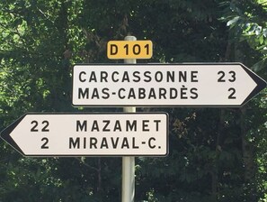 Een richtingsbord met afstanden naar verschillende bestemmingen.