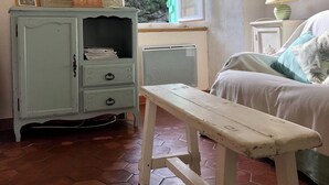 Une pièce comprenant un lit, une petite table, une armoire, une fenêtre et un radiateur.