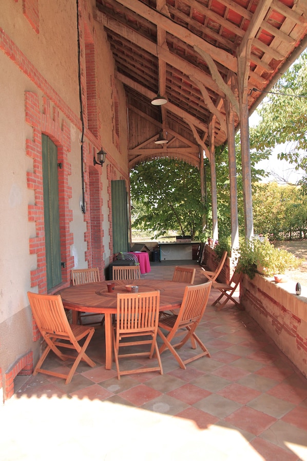Outdoor dining