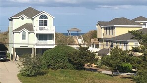 Un quartier résidentiel avec des maisons, un sentier et un belvédère.