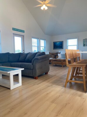 TV connectée, jeux vidéo, lecteur de DVD, baby-foot