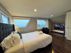 4 bedrooms, desk, iron/ironing board, WiFi