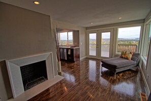 Smart TV, fireplace - Craftsman With Breathtaking View of Downtown Seattle and Lake Washington (seattle)