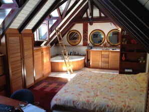 3 bedrooms, in-room safe, iron/ironing board, travel crib