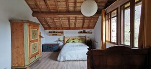 4 bedrooms, iron/ironing board, free WiFi, bed sheets