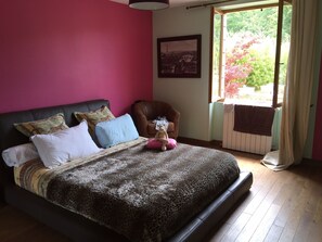 5 chambres, fer et planche à repasser, draps fournis