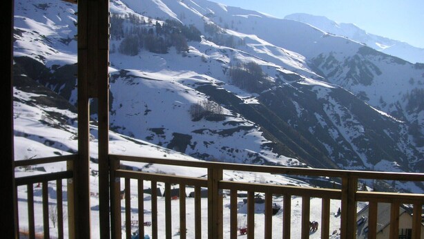 A wooden balcony with a view of snow-covered mountains. - Bright, well-equipped 3-room apartment with 2 bathrooms and parking space (Orcières-merlette)