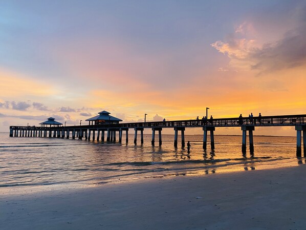 Chaises longues, serviettes de plage