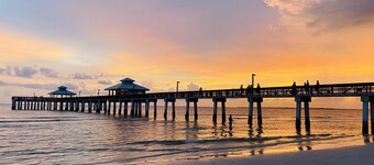 Come down from the cold! Sea Breeze Gulf Home. Heated Pool, steps to the Beach.