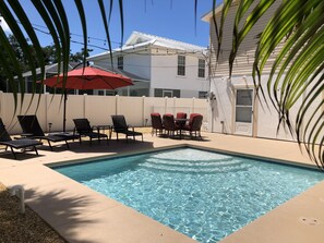 Una piscina al aire libre, una piscina climatizada