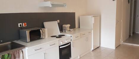 Een koelkast, een microgolfoven, een oven, een kookplaat