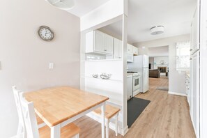 Dining - Seaside Family Retreat - 3 Min. Walk to Beach; badges included. Dog-friendly! (Point Pleasant Beach)