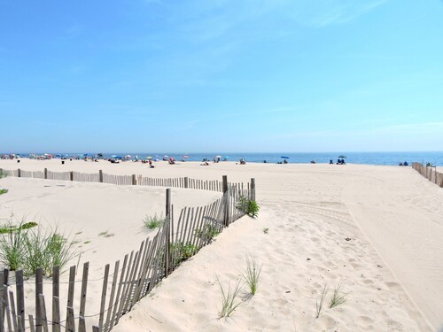 Seaside Family Retreat - 3 Min. Walk to Beach; badges included. Dog-friendly!