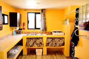 Parrilla de estufa, cafetera y tetera, tostadora y utensilios de cocina