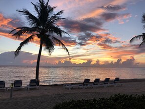 På stranden, solsenger og strandhåndklær