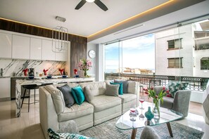 Smart-TV, Streaming-Dienste, Musikbibliothek, Stereoanlage