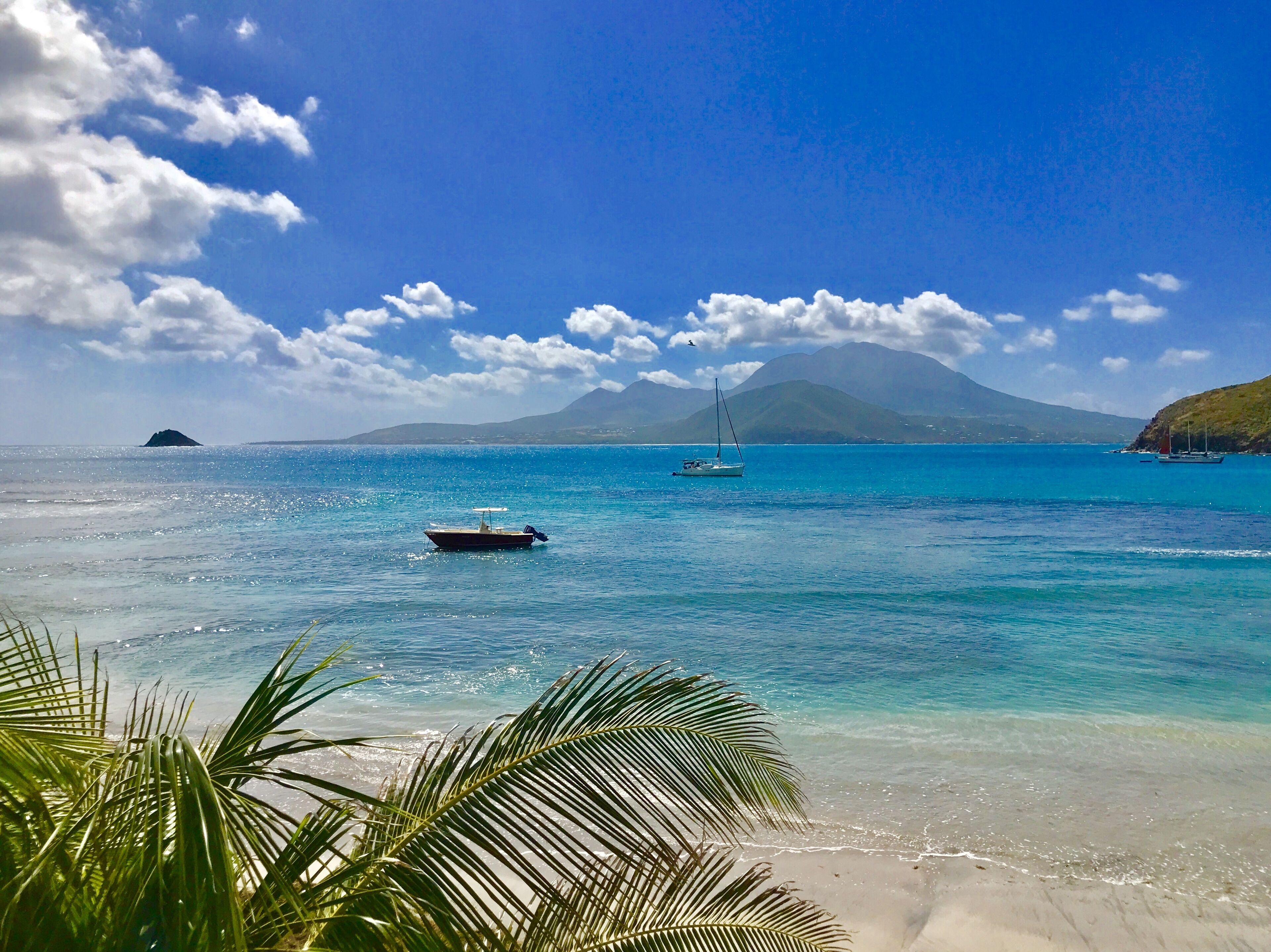 Plage, chaises longues, serviettes de plage